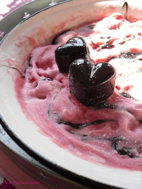 Joghurt Eis mit Himbeer Sorbet & self-made Lakritz Fudge