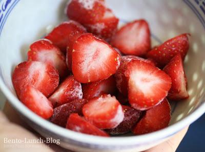 Rezept: Erdbeer-Pastasoße mit Koriander-Minz-Dressing