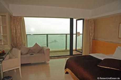 Qingdao - Pearl Harbour Hotel (Zimmer und Ausblick auf das Meer)