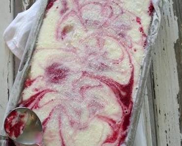 Galiamelonen-Himbeer Sorbet mit Limetten-Joghurt Eis