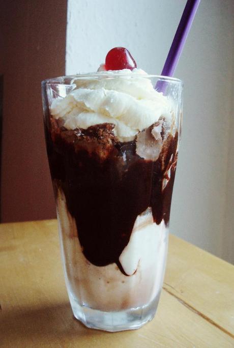 Brownies im Eisbecher- Hot Fudge Brownie Sundae. Alles Gute zum Bloggeburtstag!