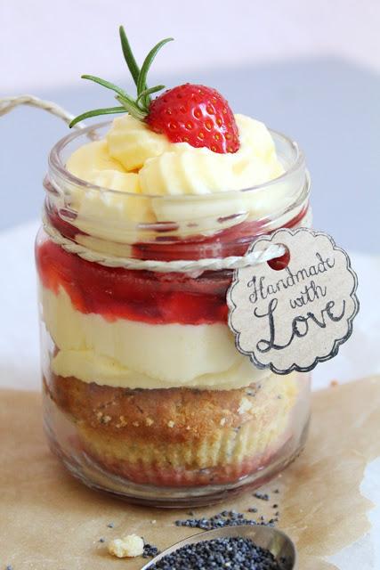 Mohnkuchen im Glas mit Rosmarinerdbeeren & Vanillecreme {Strawberry love}