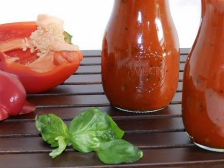 Paprika-Ketchup und Zucchini machen Nudeln mit Ketchup salonfähig