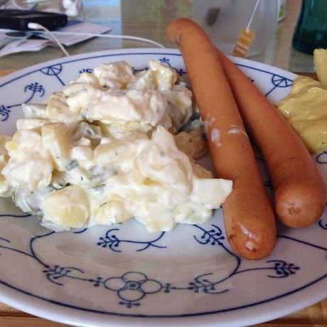 Nachteil, wenn man 5 kg Kartoffeln zu Salat verarbeitet: Man hat lange was davon... ;-) #resteessen - via Instagram