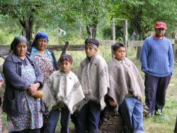 Mapuchefamilien in Araukarien (© Turismo Chile)
