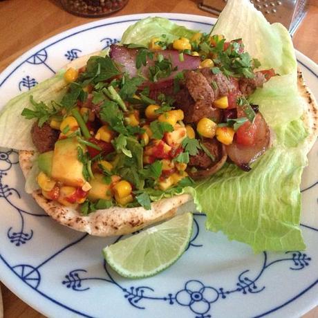 Das Rezept sagt: Mexikanische Steakwraps mit Zuckermais-Avocado-Salsa und gegrillten roten Zwiebeln. Ich sage: Wurstbrot in fancy ;-) #foodporn #hellofresh - via Instagram