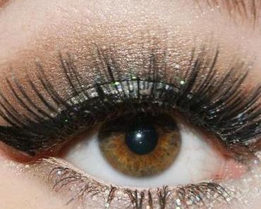 Big lashes and much glitter