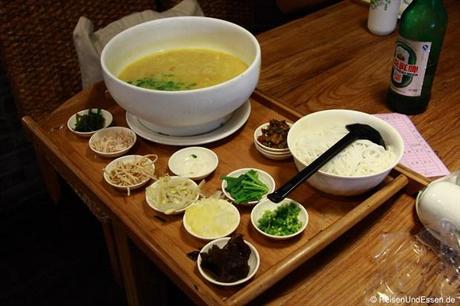 Yunnan Restaurant - Reisenudelsuppe mit den einzelnen Zutaten