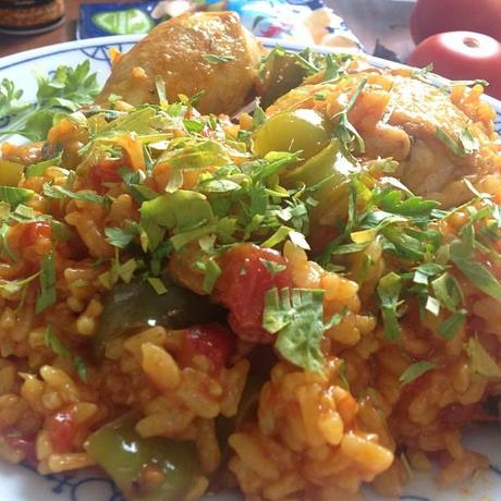 Heute gibt's feurige Hähnchen Paella mit Paprika. Auf alle Fälle besser gelungen als die Wraps von neulich. ;-) #foodporn #hellofresh - via Instagram