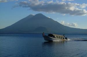 Guatemala_Cerro_de_oro_Toliman_und_Atitlan_volcanoes_Atitlan-See