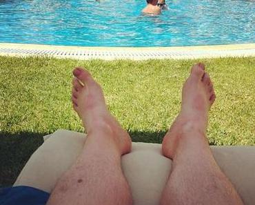 Beweisfoto! (Ich weiß, kein schöner Anblick. Also die Füße. Der Pool ist geil.) – via Instagram