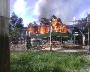 Brennendes Haus 300x240 Feuer zertört Khmer Holzhaus in Sihanoukville