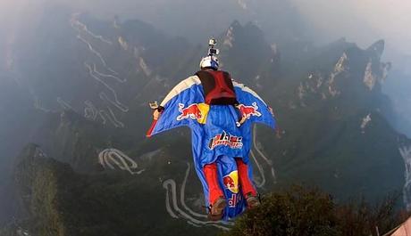 Wingsuite Action mit Jeb Corliss in China