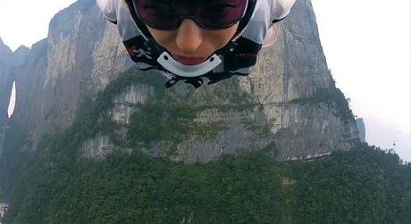 Wingsuite Action mit Jeb Corliss in China