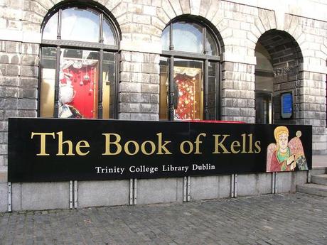 Trinity College, Dublin mit Book of Kells Banner