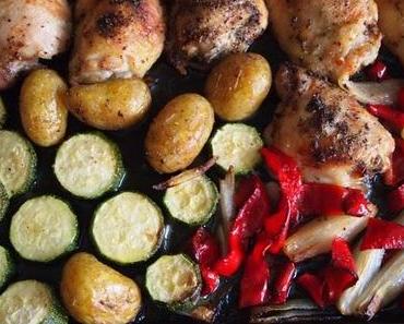 Chicken Tray Bake - Hähnchenoberschenkel vom Blech mit allem Drum und Dran