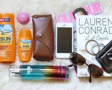 Julia packt ihre Strandtasche und nimmt mit....