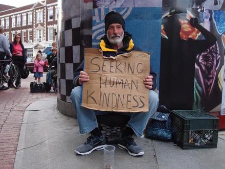 Signs for the Homeless   Schilder von Obdachlosen neu gestaltet