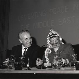 Schimon Peres und Yassir Arafat (www.weforum.org)