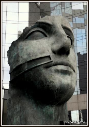 Skulptur eines Kopfes in Paris