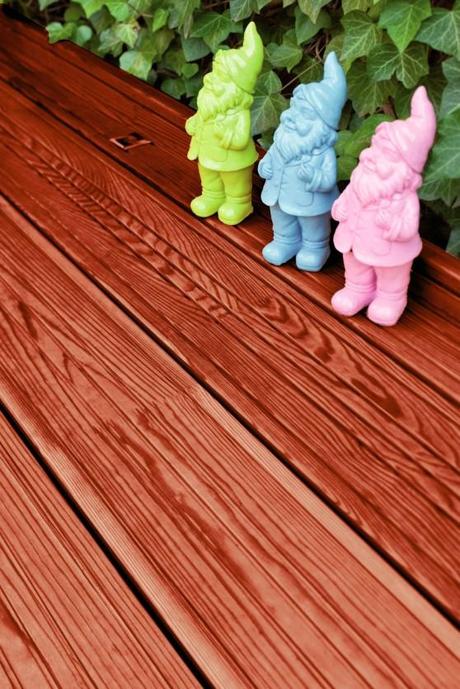 Ein spezielles Pflegeöl lässt Holzdielen auf der Terrasse wieder farbfrisch erstrahlen. Foto: djd/Dauerholz