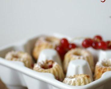 Meine neuen Lieblings-Gugl mit Mandeln und Johnannisbeeren, auch so schmeckt der Sommer!