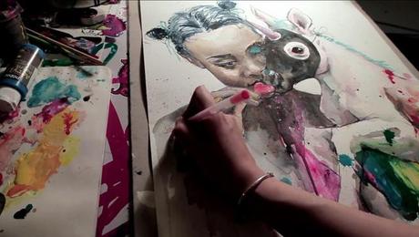 Lora Zombie malt ein Bild im Zeitraffer