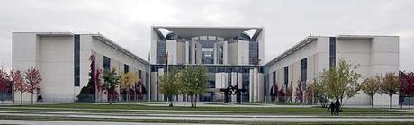 Das Bundeskanzleramt in Berlin (Foto: Armin Kübelbeck, Lizenz: CC-BY-SA-3.0,2.5,2.0,1.0)