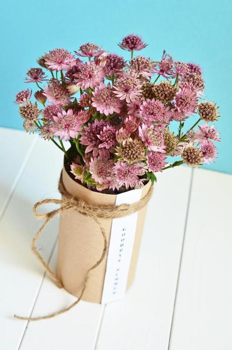 Fertige Herbsrdeko: selbstgemachte Vase mit spätsommerlichen Blumen