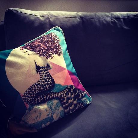 Sofa dunkelgrau Kissen Meerjungfrau Instagram