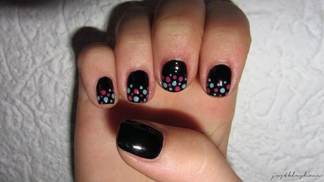 [Nageldesign] Schwarz mit Punkten