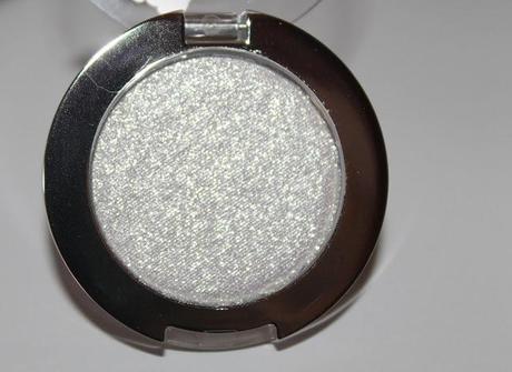 Getestet und geswatcht: essence metal glam eyeshadow 08 n’ice frosting