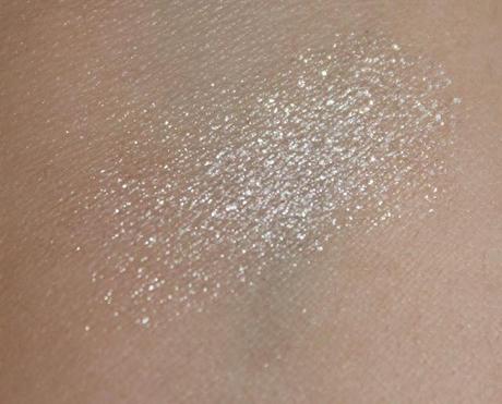 Getestet und geswatcht: essence metal glam eyeshadow 08 n’ice frosting