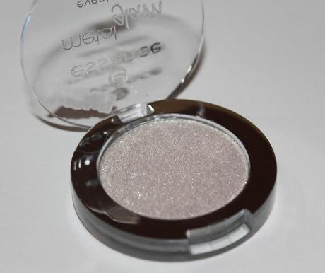 Getestet und geswatcht: essence metal glam eyeshadow 08 n’ice frosting