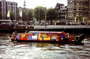 Buntes Hausboot in Amsterdam