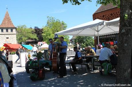 Schweiz - Markt beim Schloß Laufen