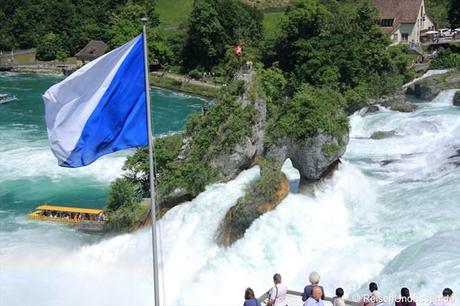 Schweiz - Rheinfall mit Flagge