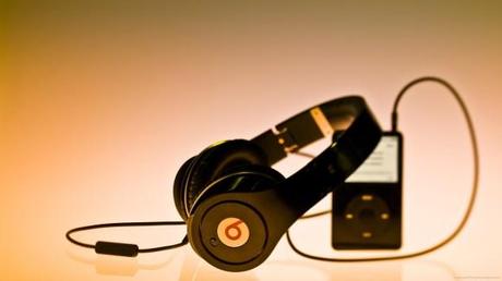 ipod-classic-with-black-beats-by-dre-studio