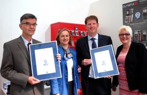 Der Blaue Engel für zwei Großtastentelefone von Olympia: Dr. Ulf Jaeckel, Bettina Uhlmann (Umweltbundesamt), Sven Elvert, Beate Rauls (Olympia) (v.l.n.r), Foto: Blauer Engel