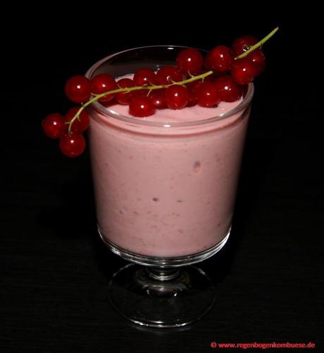 veganes Dessert, Fruchtshake, veganes Eis, Dessert mit Beeren, vegane Smoothies