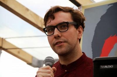 Jacob Appelbaum bei der Demo für Edward Snowden am 4. Juli 2013 in Berlin
