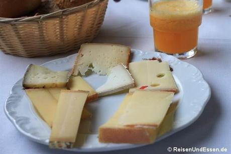 Hotelrestaurant - Verschiedener Käse zum Frühstück