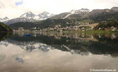 Blick über den See auf St. Moritz