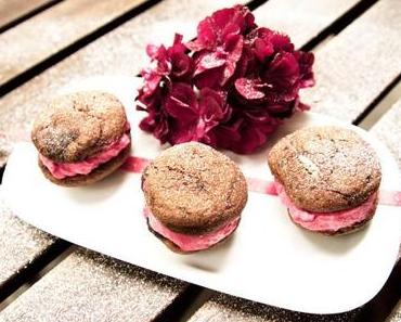 Schokoladen-Woopies mit Himbeer-Sahnefüllung {kleine Verführer in Rot}