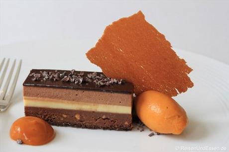 Drei Schichten Schokolade mit Variationen von Sanddorn