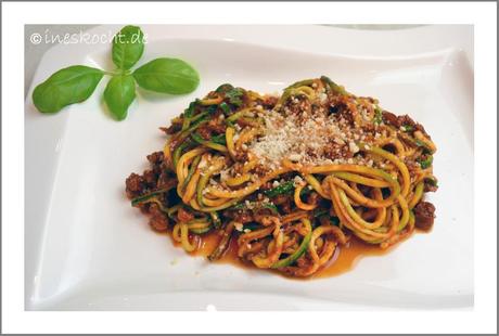 Zucchini-Spaghetti Bolognese mit Mandel Parmesan