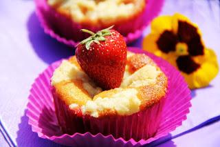 sommerliche Landluft und fruchtige Rhabarber-Erdbeer Muffinfs mit Streuseln