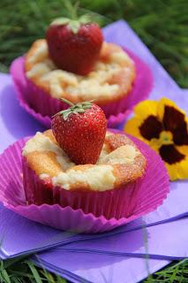 sommerliche Landluft und fruchtige Rhabarber-Erdbeer Muffinfs mit Streuseln