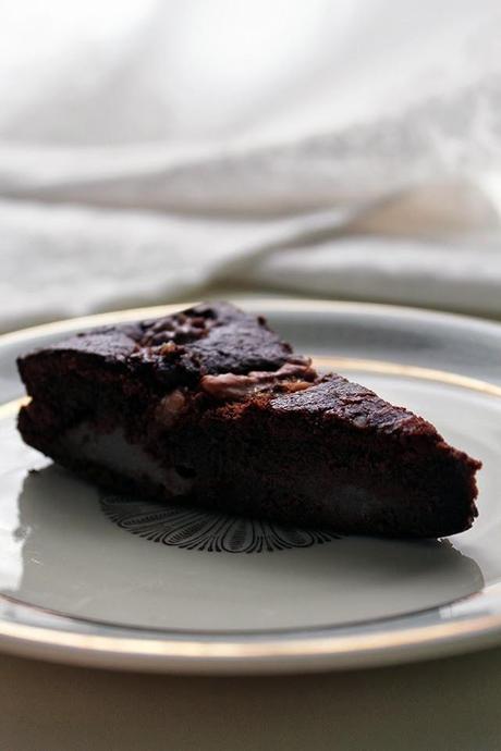 Divine Chocolate Cake mit Birne & Walnüssen
