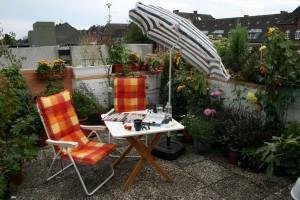 Gartenstühle unter Sonnenschirm Genista